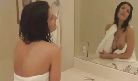 العطاء الدجاج امرأة شابة في مقاطع سكس من افلام مصرية
